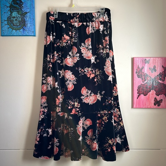Velvet Floral Skirt with Ruffle - Picture 4 of 4